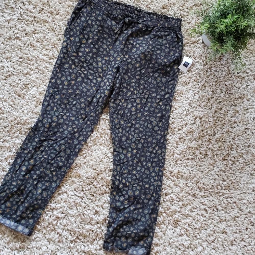 Girls NWT Gap printed Jogger Cropped Pants
